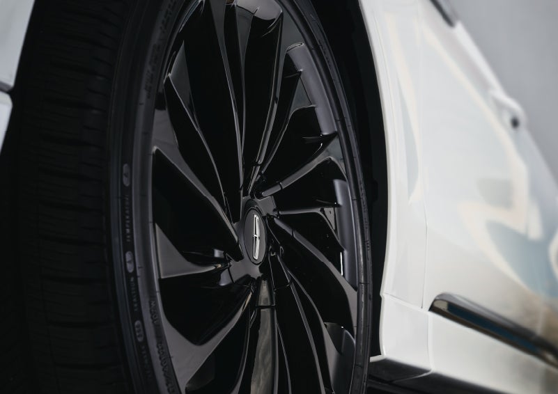 The wheel of the available Jet Appearance package is shown | Klaben Lincoln in Kent OH
