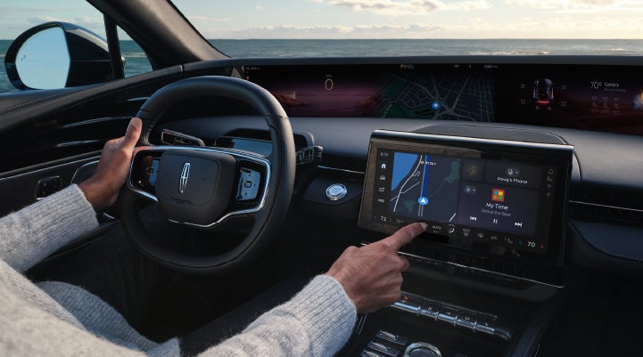The driver of a 2024 Lincoln Nautilus® SUV interacts with the new Lincoln Digital Experience. | Klaben Lincoln in Kent OH