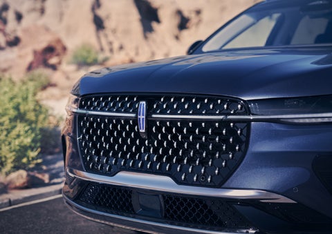 The stylish grille of a 2024 Lincoln Nautilus® SUV sparkles in the sunlight. | Klaben Lincoln in Kent OH