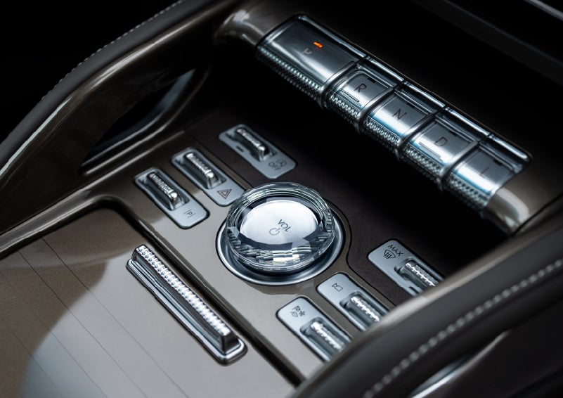 A crystal-inspired volume knob is shown in the center floor console of a 2024 Lincoln Nautilus® SUV. | Klaben Lincoln in Kent OH